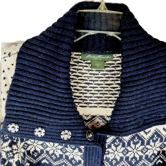 Eddie Bauer Womens Lambs Wool Nordic Snowflake Snap Shawl Collar Sweater Sz PM - Picture 2 of 6